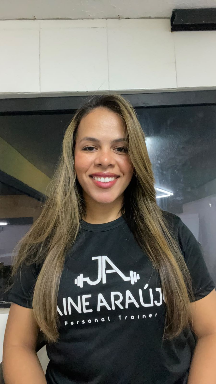 Jaine, personal trainer, sorrindo para a câmera